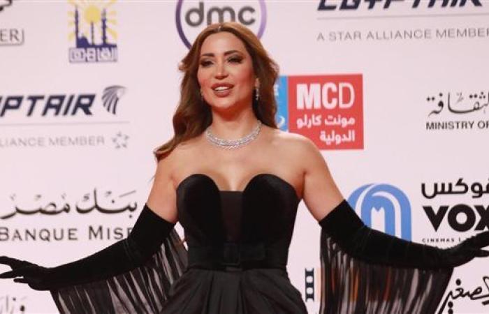 حفل افتتاح مهرجان القاهرة السينمائي.. نسرين طافش تثير الجدل بفستان أسود مكشوف الصدر