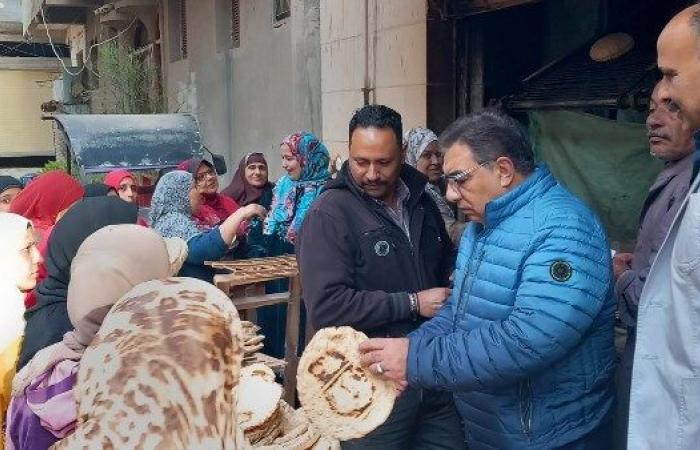 بيوزع العيش بنفسه على الناس.. محافظ الدقهلية في جولة مفاجئة على عدد من المخابز