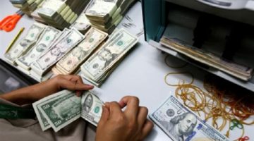 الأخضر يواصل صعوده: كم بلغ سعر الدولار في السوق السوداء اليوم عقب ارتفاعه في بنوك مصرية بـ100 دولار؟