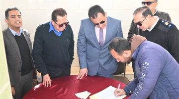 تسليم الباكيات المخصصة بالقرعة العلنية للباعة الجائلين بالعاشر من رمضان 