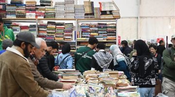 “بداية من جنيه واحد”.. تخفيضات هيئة الكتاب تُشعل “تظاهرة ثقافية” بمعرض القاهرة الدولي