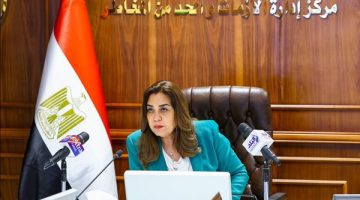 وزيرة التنمية المحلية تتابع مع المحافظات من مركز سيطرة الشبكة الوطنية للطوارئ