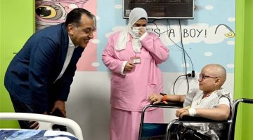 “الخدمة هنا عاملة إيه”.. حوار ودي بين رئيس الوزراء وصغيرة بمعهد أورام طنطا