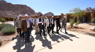 وزير الإسكان يتفقد النزل البيئي الجديد والمنتجع الجبلي ضمن تطوير موقع “التجلي الأعظم”