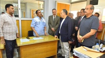 محافظ أسيوط يتفقد مركز خدمات المستثمرين لمتابعة جودة الخدمات