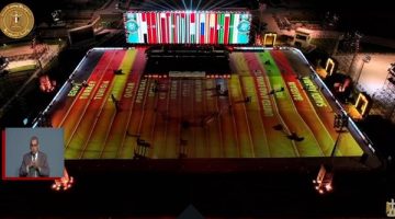 طلاب الأكاديمية العسكرية المصرية يحملون أعلام الدول المشاركة ببطولة العالم العسكرية للفروسية