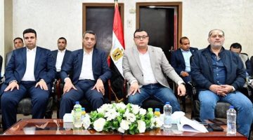 وزير الإسكان يعقد اجتماعاً بمقر جهاز مدينة السويس الجديدة لمتابعة المشروعات
