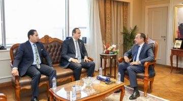 وزير قطاع الأعمال يبحث مع هيئة الرعاية الصحية تعزيز التعاون لدعم الصناعة والتنمية المستدامة