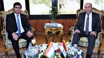 وزير الطيران المدني يبحث مع سفير طاجيكستان فرص التوسع في الربط الجوي بين البلدين
