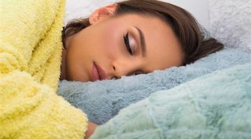 خبراء صحة الجلد يحذرون من النوم بالمكياج.. أضرار كبيرة على البشرة