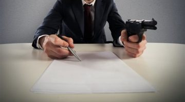 ضبط 3 أشخاص لقيامهم بالتعدي على سائق وإجباره على توقيع إيصالات أمانة وتحويل مبالغ مالية