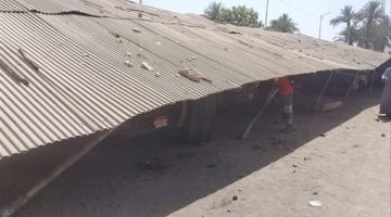 انهيار سقف موقف قوص بقنا يحطم 40 سيارة.. والأجهزة تدفع بمعدات لرفع الأنقاض