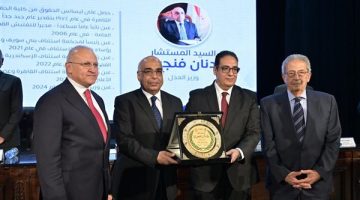 جامعة القاهرة تكرم وزير العدل ورؤساء الهيئات القضائية