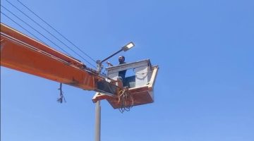 استمرار أعمال صيانة وتركيب كشافات جديدة لتحسين منظومة الإنارة