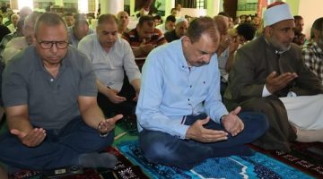 محافظ سوهاج يؤدي صلاة الجمعة بمسجد الشرطة ويلتقي المواطنين
