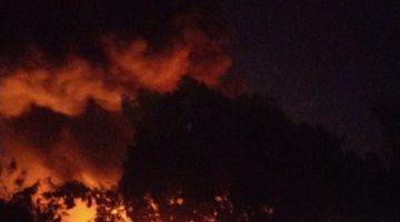 حريق هائل يوقف حركة الطريق الزراعي بالمنوفية.. والدفع بسيارات إطفاء لإخمادة