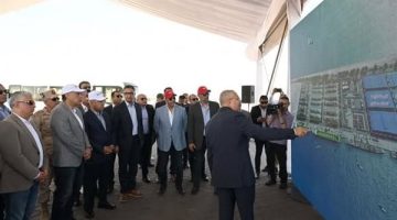 رئيس الوزراء يتفقد محطة دحرجة السيارات (RORO) التابعة لشركة (SCAT)