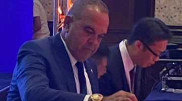 أشرف صبحي يهنئ سامح الشاذلي لفوزه بعضوية مجلس إدارة الاتحاد الدولي للغوص