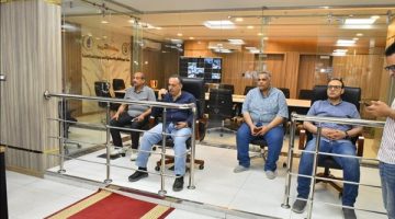 محافظ أسيوط يتابع من مركز السيطرة تنفيذ المرحلة الأولى من الموجة الـ26
