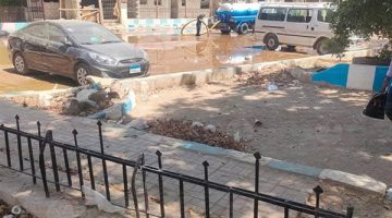 غرق الشوارع الجانبية بمحيط مستشفى قنا العام بسبب كسر مفاجئ في خط المياه