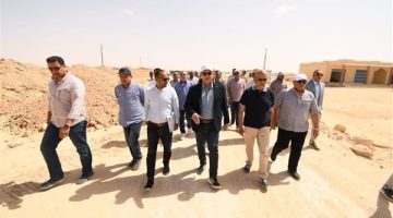وزير الإسكان يبدأ جولة لمتابعة مشروعات الساحل الشمالي الغربي