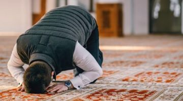مجيء بعض الخواطر إلى ذهن الإنسان أثناء الصلاة لا يؤثر على صحتها ولا كمالها