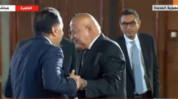 في مشهد إنساني.. رئيس الوزراء ينزل من فوق المنصة لتكريم الدكتور على المصيلحي