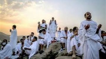 لماذا يرتدي الحجاج “إزار ورداء” ولا يلبسون المخيط؟