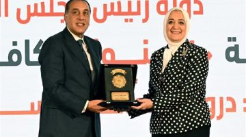 “الوعي” ينهئ شيرين الشواربي السكرتير العام للحزب على تكريمها من رئيس الوزراء