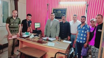 مدير عمل بني سويف يُسلم عقود عمل لشباب من المحافظة للعمل بالأردن