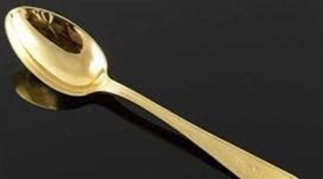 مذيعة شهيرة تتهم خادمتها بسرقة 13 ملعقة مطلية بماء الذهب من شقتها في أكتوبر