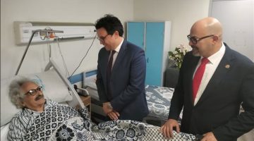 وزير الثقافة يزور الكاتب صنع الله إبراهيم بعد خضوعه لجراحة.. ويطمئن قراءه ومحبيه