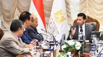 وزير الشباب يلتقي مسؤولي مشروع القوافل التعليمية في نسخته الثانية عشرة