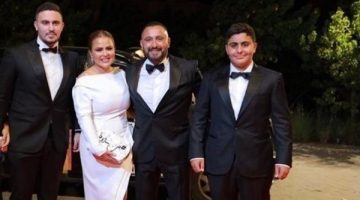 يفضل الابتعاد عن الأضواء.. حمزة السقا لأول مرة يظهر مع والده أحمد السقا| تفاصيل
