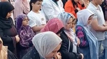 لا يجوز للمرأة الصلاة خلف إمام المسجد داخل المنزل