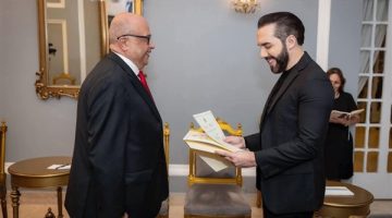السفير المصري غير المقيم يقدم أوراق اعتماده لرئيس السلفادور