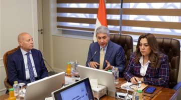 “عوض وفتحي” يبحثان آليات الرقابة والتفتيش على المنشآت السياحية
