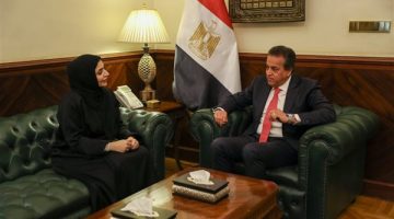 وزير الصحة يبحث مع المدير التنفيذى للمنشآت الصحية بالإمارات تطوير الخدمات الطبية