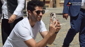 النجم العالمي مينا مسعود يزور مدينة الإنتاج الإعلامي ويشيد بإمكانياتها العالمية
