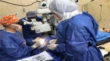 خبير عالمي في العيون يجري 7 عمليات جراحية ويفحص 20 حالة مرضية برمد أسيوط