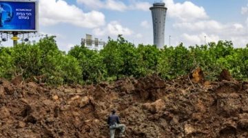 الصاروخ الحوثي تسبب في حفرة بعمق عشرات الأمتار