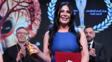 مني زكي بعد تكريمها بمهرجان المركز الكاثوليكي للسينما:”وسام أعتز بيه في مسيرتي”