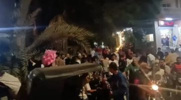 نخلة تسقط بمنتصف شارع المطبعة وتتسبب في شلل مروري.. والأهالي يستغيثون بالمسؤولين