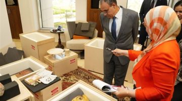 وزير الخارجية يشارك في إجراءات لجنة تسلم الآثار المشكلة مع وزارة السياحة