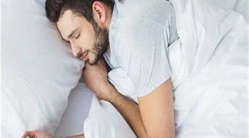 حكم من سمع أذان الفجر ولم يصل ونام؟.. أمينة الفتوى تجيب