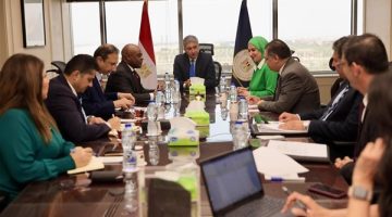 وزير السياحة يلتقي سكرتير عام منظمة الدول الثماني النامية للتعاون الاقتصادي