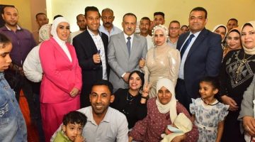 محافظ أسيوط يشهد حفل عقد قران عروسين من دور الأيتام ويوقع كوكيل للعروس