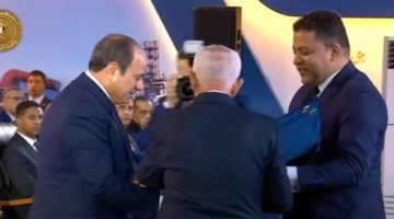 في احتفالية عيد العمال.. رئيس عمال مصر يهدي الرئيس السيسي درع الاتحاد العام