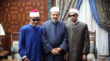 شيخ الأزهر يستقبل والدة الطالب محمد حسن رفقة أولادها.. ويؤكد: أم مثالية