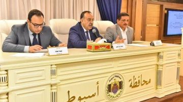 محافظ أسيوط يرأس اجتماع المجلس التنفيذي.. وقرارات حاسمة لتقنين الأراضى